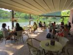 auf einer schönen Restaurantterrasse direkt am Lago die Piediluco...