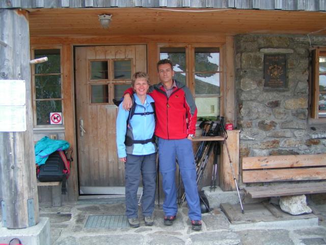 Mäusi und Franco vor der Terri Hütte