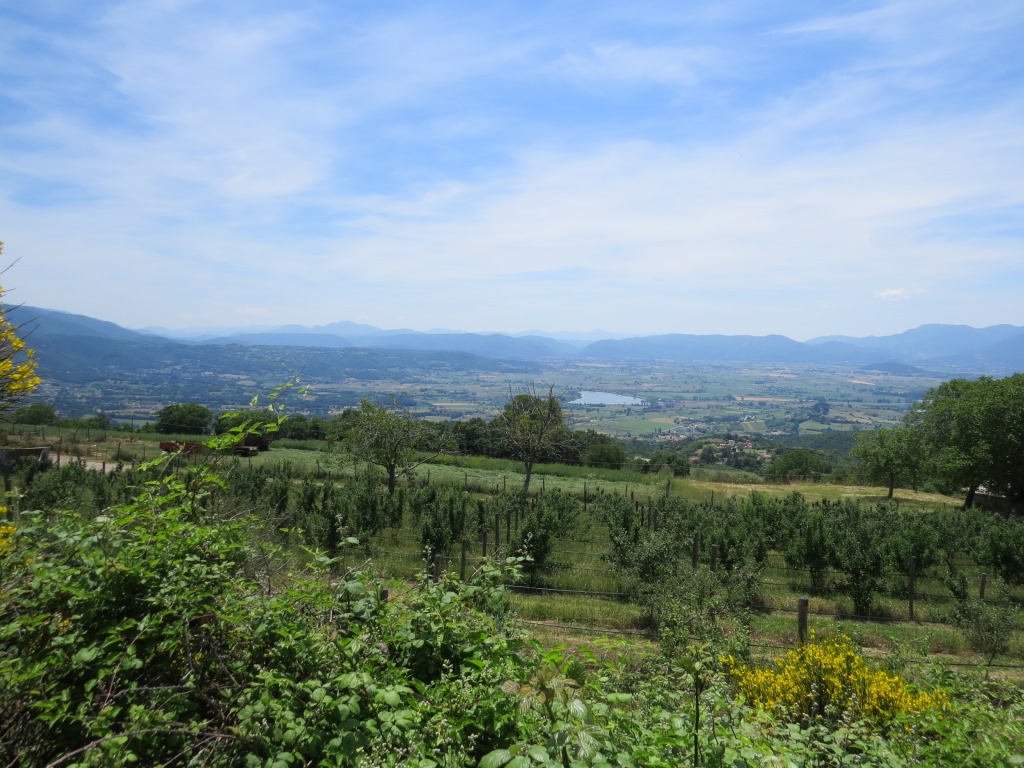 während dem wandern geniessen wir die traumhafte Aussicht auf das Rietital