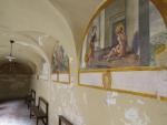 an den Wänden vom Kreuzgang ist das Leben von San Francesco abgebildet