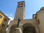 und wie sollte es anders sein. Vor dem Haupteingang der Kathedrale steht eine grosse Statue von San Francesco