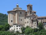 ...als Castellum Quintiliani befestigt. Gut zu sehen ist die Collegiata San Michele Arcangelo 17. Jhr.