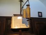 im Gebetsraum eine Bibel, die früher von einer Laterne mit Kerzen, beleuchtet wurde
