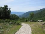 auf einer Anhöhe blicken wir zurück, und erspähen im Wald Greccio