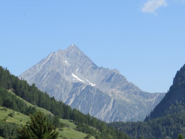 links von uns erhebt sich die Pyramide des Piz Linard und Piz Glims, den wir bestiegen haben