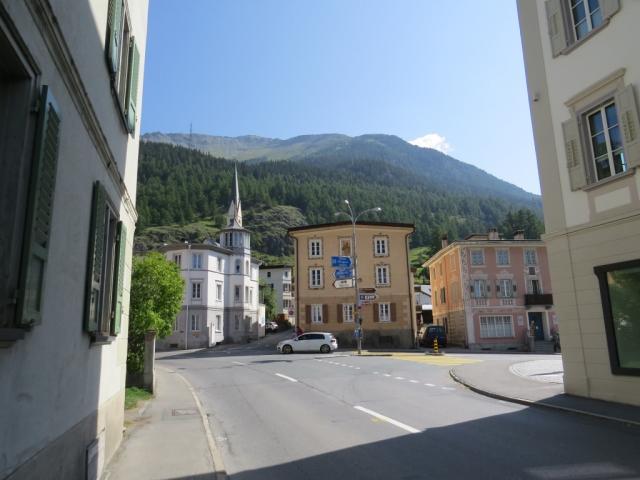 wir durchqueren das Dorfzentrum von Zernez 1471 m.ü.M...