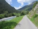 der Wanderweg führt nun fast unmittelbar am Inn entlang 1434 m.ü.M., durch Wiesen Richtung Susch