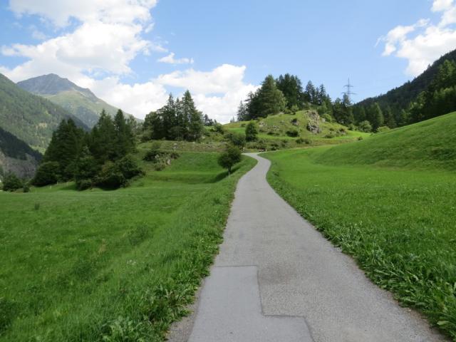 ...verlassen wir Susch und wandern nun Richtung Lavin