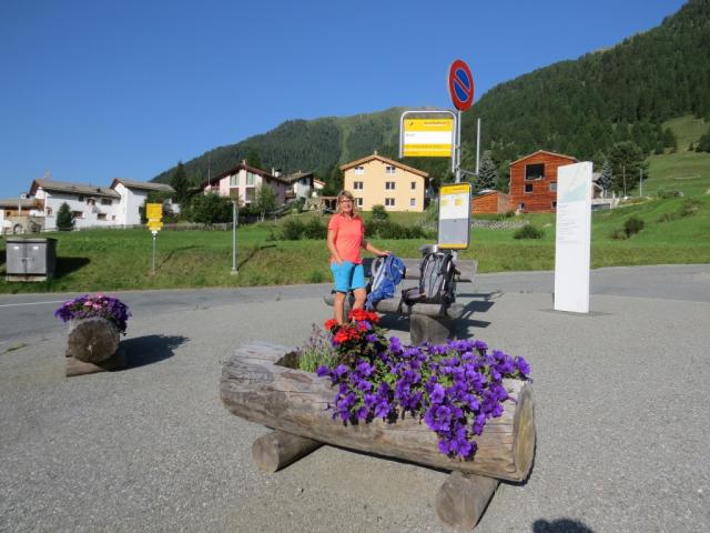 bei der Postautohaltestelle in Brail 1636 m.ü.M. starten wir die heutige Etappe