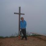 Mäusi beim Gipfelkreuz auf dem Planggenstock 1675 m.ü.M.