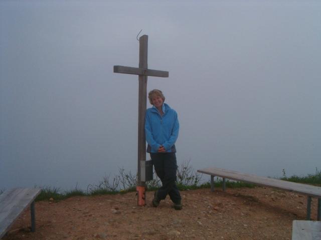 Mäusi beim Gipfelkreuz auf dem Planggenstock 1675 m.ü.M.