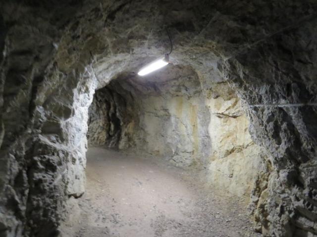 teilweise führt der Felsenweg durch kleine Tunnels