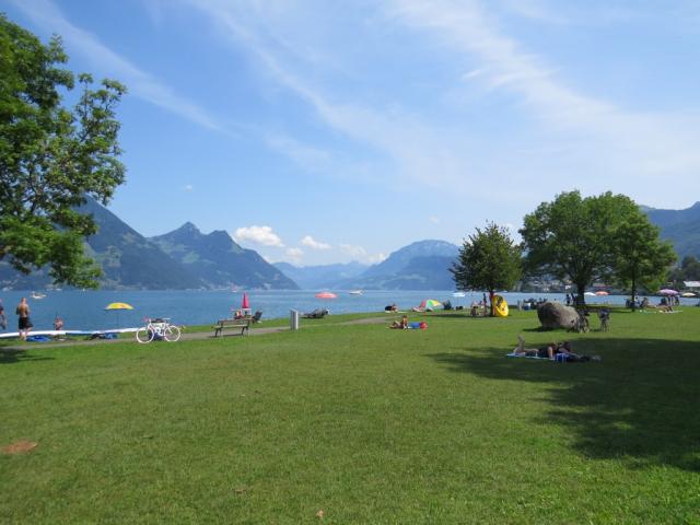 am schönen Strandbad vorbei, ...