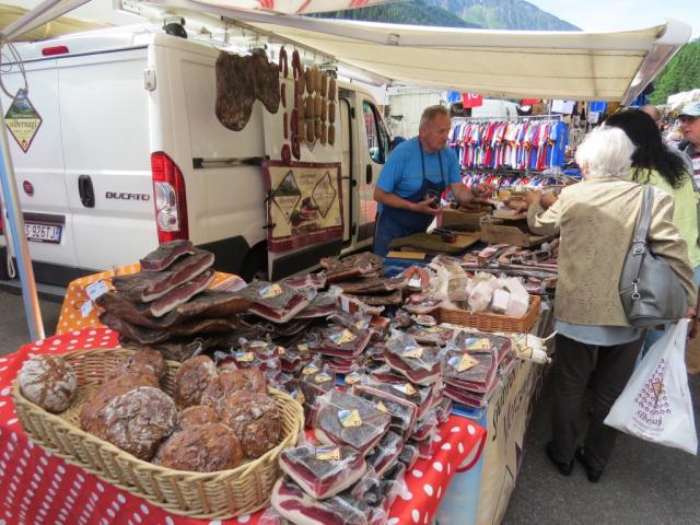 am Dorfrand ist heute Markttag