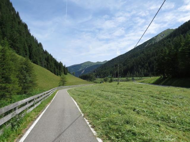 oft verschwindet die Autobahn in Tunnels, oder ist auf der anderen Talseite. Sie wird uns bis Trento begleiten