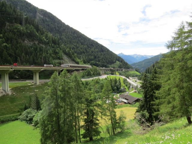 auf der anderen Seite des Wipptal die Brennerautobahn