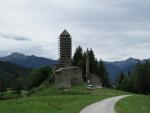 bei der Burgruine Strassberg zwischen 1263 und 1280 errichtet. Die Burg überwachte das Wipptal und den Brenner