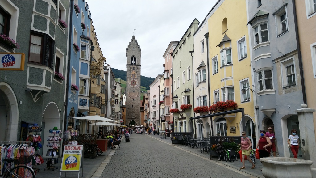 wir flanieren durch die Altstadt zwischen prächtigen Bürgerhäusern mit ihren charakteristischen "Erkern"...