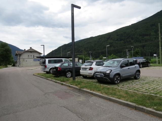 beim Bahnhof von Freienfeld-Campo di Trens nehmen wir den Zug, der uns nach Klausen-Chiusa fährt