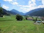 der Wanderweg biegt rechts ab und wir wandern dem Eisacktal-Vale Isarco talauswärts