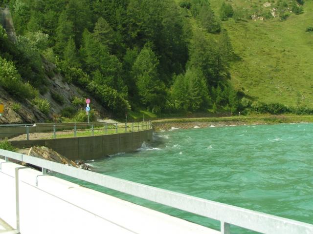 auf der Staumauer