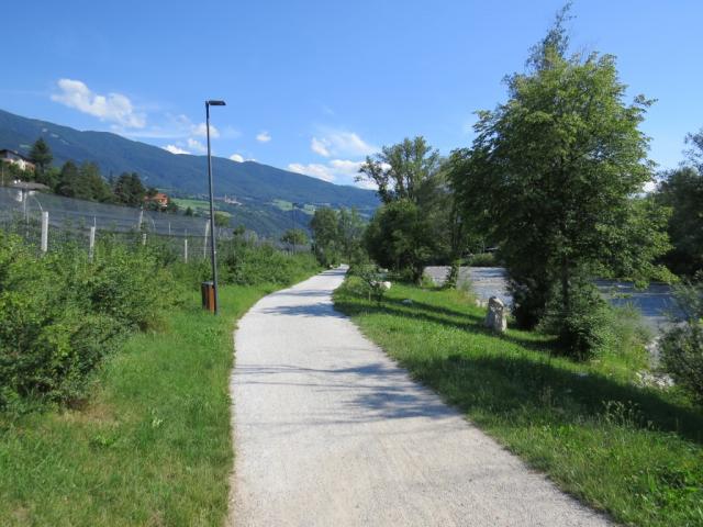 über einen schönen Flussweg direkt neben dem Eisack-Isarco laufen wir Richtung Stadtzentrum