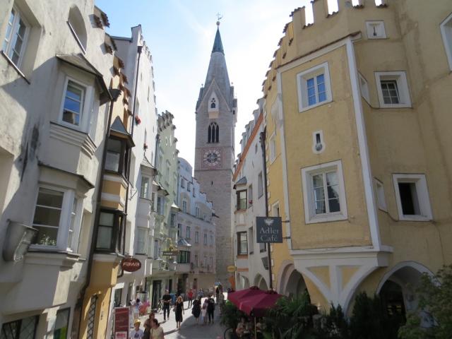 wir flanieren durch die Altstadt von Brixen-Bressanone hier der Weisse Turm eines der Wahrzeichen der Stadt