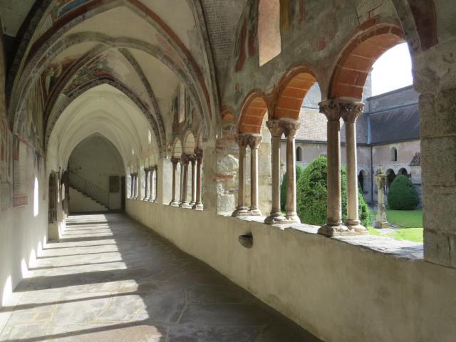 ...stellt der Kreuzgang das Zentrum des Dombezirks dar. Nach diesem schönen Rundgang durch Brixen-Bressanone...