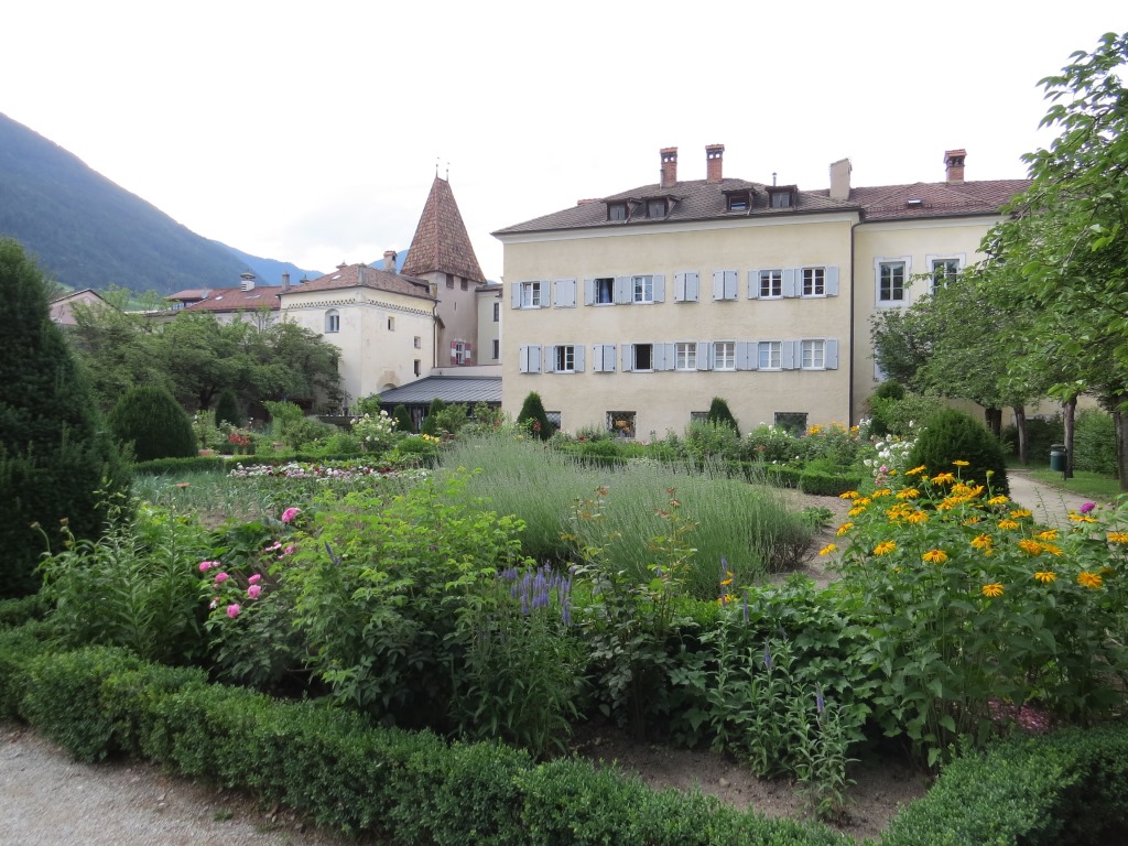 der Rundgang führt uns von den Brixner Fürstbischöfen erbaute Hofburg mit dem Herrengarten 13.Jhr.