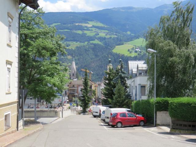 wir verlassen Brixen-Bressanone blicken zurück, und erkennen der Weisse Turm und der Dom