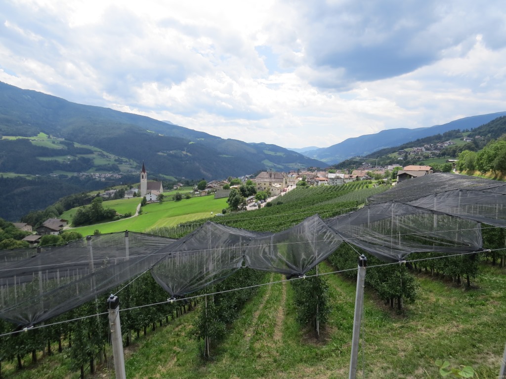 vor uns taucht Feldthurns-Velturno auf