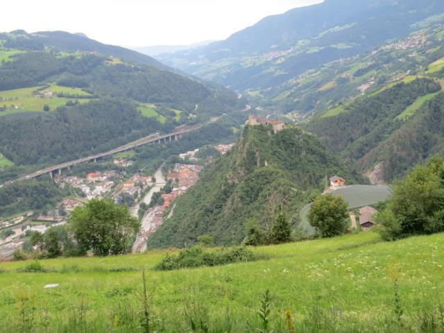 vor uns taucht der Säbener Berg und das Kloster Säben auf. Im Tal erkennen wir Klausen-Chiusa