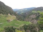 sowohl zum Tinnebach als auch zum Eisack bricht der Berg weitgehend steil ab