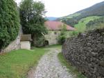 neben der ehemaligen Wehrmauer der Burg, wandern wir abwärts Richtung Klausen-Chiusa