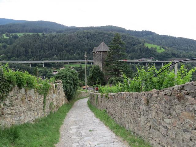 ...hinunter zur Burg Branzoll 11.Jhr.