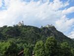 ...und blicken nach oben zum Säbener Berg, mit der Liebfrauenkirche und Kloster Säben