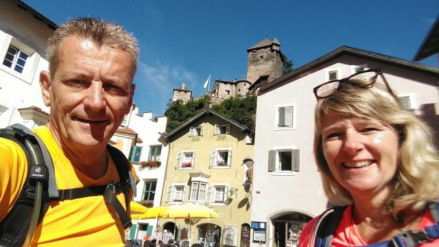 Erinnerungsfoto aufgenommen auf dem Dorfplatz von Klausen-Chiusa. Im Hintergrund die Burg Branzoll