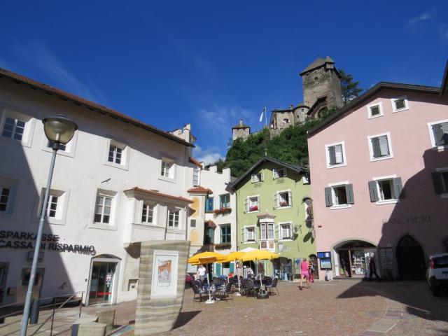 beim Dorfplatz blicken wir hinauf...