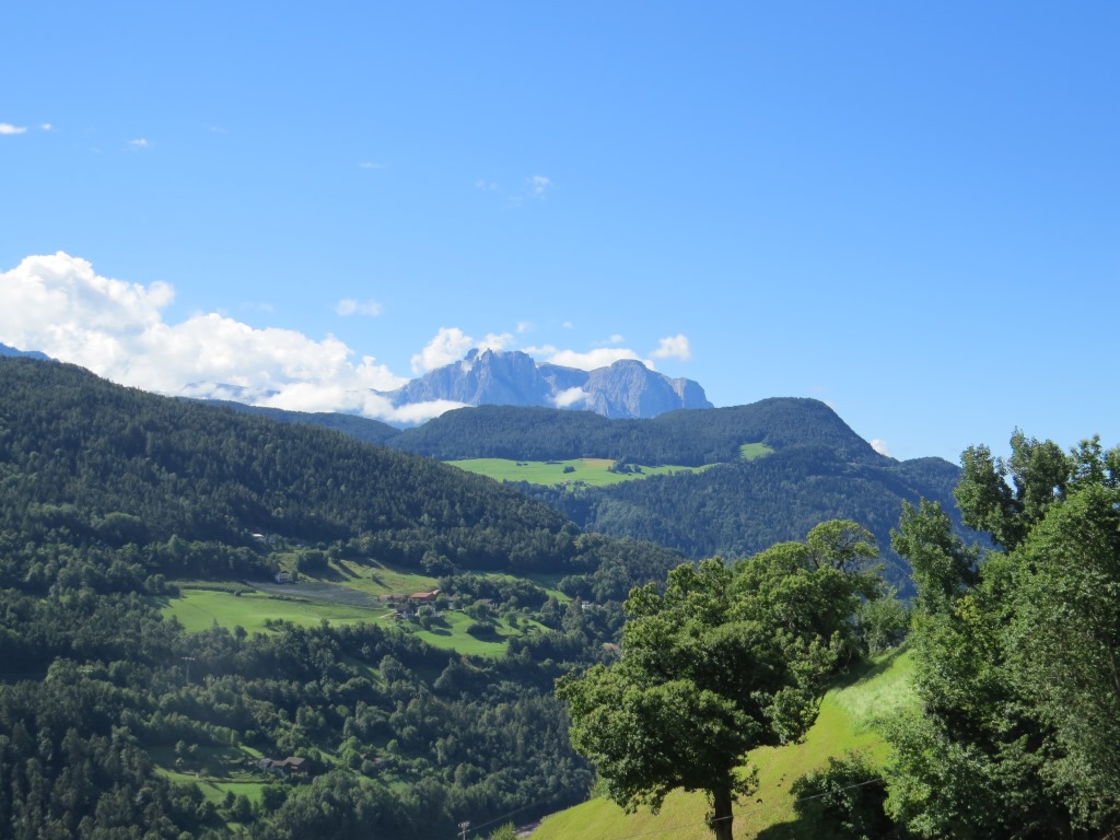 am Horizont taucht der Monte Pez auf, ein Teil des Rosengarten Massiv