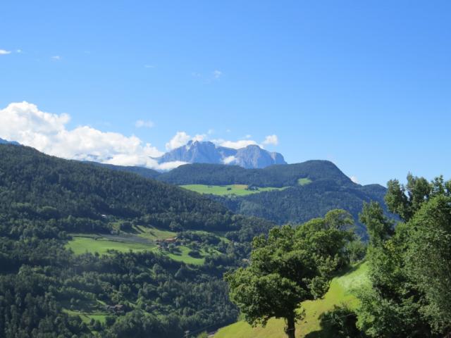 am Horizont taucht der Monte Pez auf, ein Teil des Rosengarten Massiv