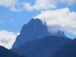 Wolkenfahnen am Berggipfel verheissen gutes Wetter