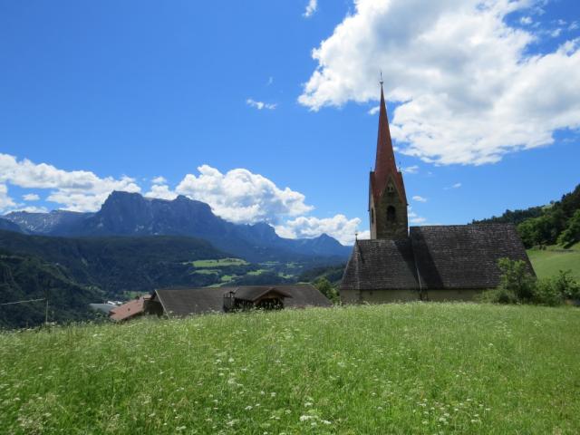 vor uns taucht die Kirche zum Hl. St. Ingenuin und Albuin in Saubach auf