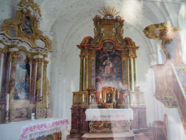 der Innenraum der Kirche mit Haupt- und Seitenaltar