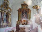 der Innenraum der Kirche mit Haupt- und Seitenaltar