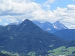 Quellwolken türmen sich langsam über den Bergspitzen