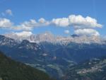 während der Fahrt geniessen wir die Aussicht das Rosengartenmassiv. Gut ersichtlich der liegende Laurin