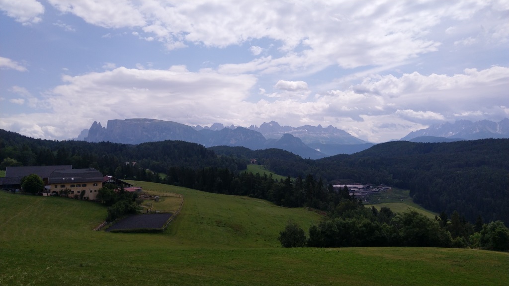 links von uns das Schlernmassiv, der Rosengarten und die Latemar Gruppe