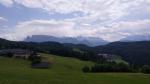 links von uns das Schlernmassiv, der Rosengarten und die Latemar Gruppe