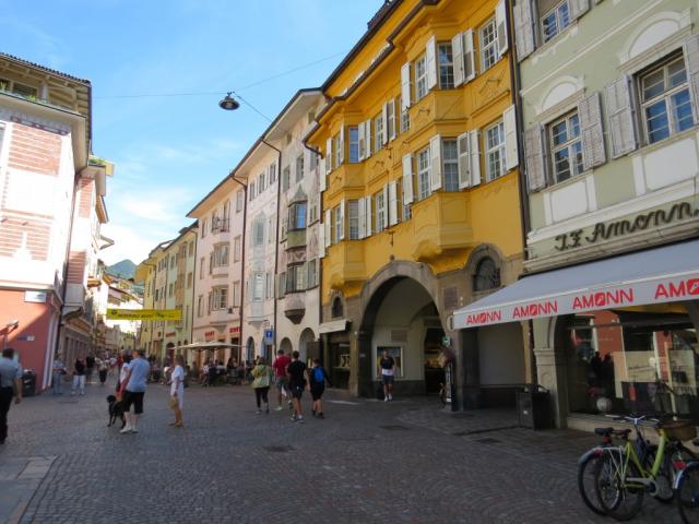 mit dem Zug fahren wir nach Bolzano und flanieren durch die historische Altstadt