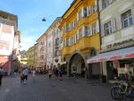 mit dem Zug fahren wir nach Bolzano und flanieren durch die historische Altstadt